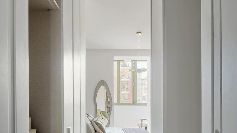 vista-interior-dormitorio-desde-pasillo-rambla-catalunya