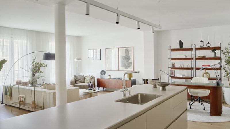 vista-interior-salon-con-cocina-rambla-catalunya